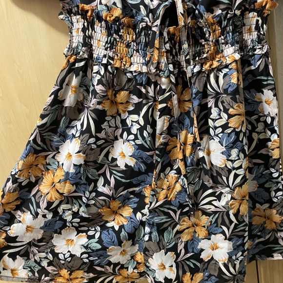 Women Small Gorgeous Floral Romper- Tie up adjustable front that can be worn dow - Picture 5 of 7